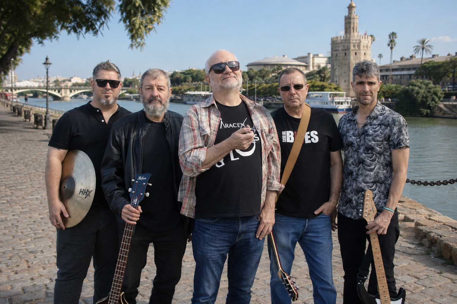 Los Bluestones junto al río Guadalquivir y la Torre del Oro de Sevilla